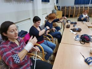 Pletenje z rokami (arm knitting)